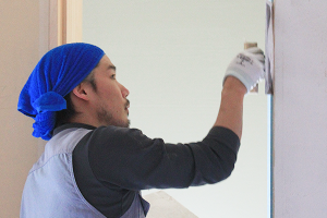 左官作業中の社員